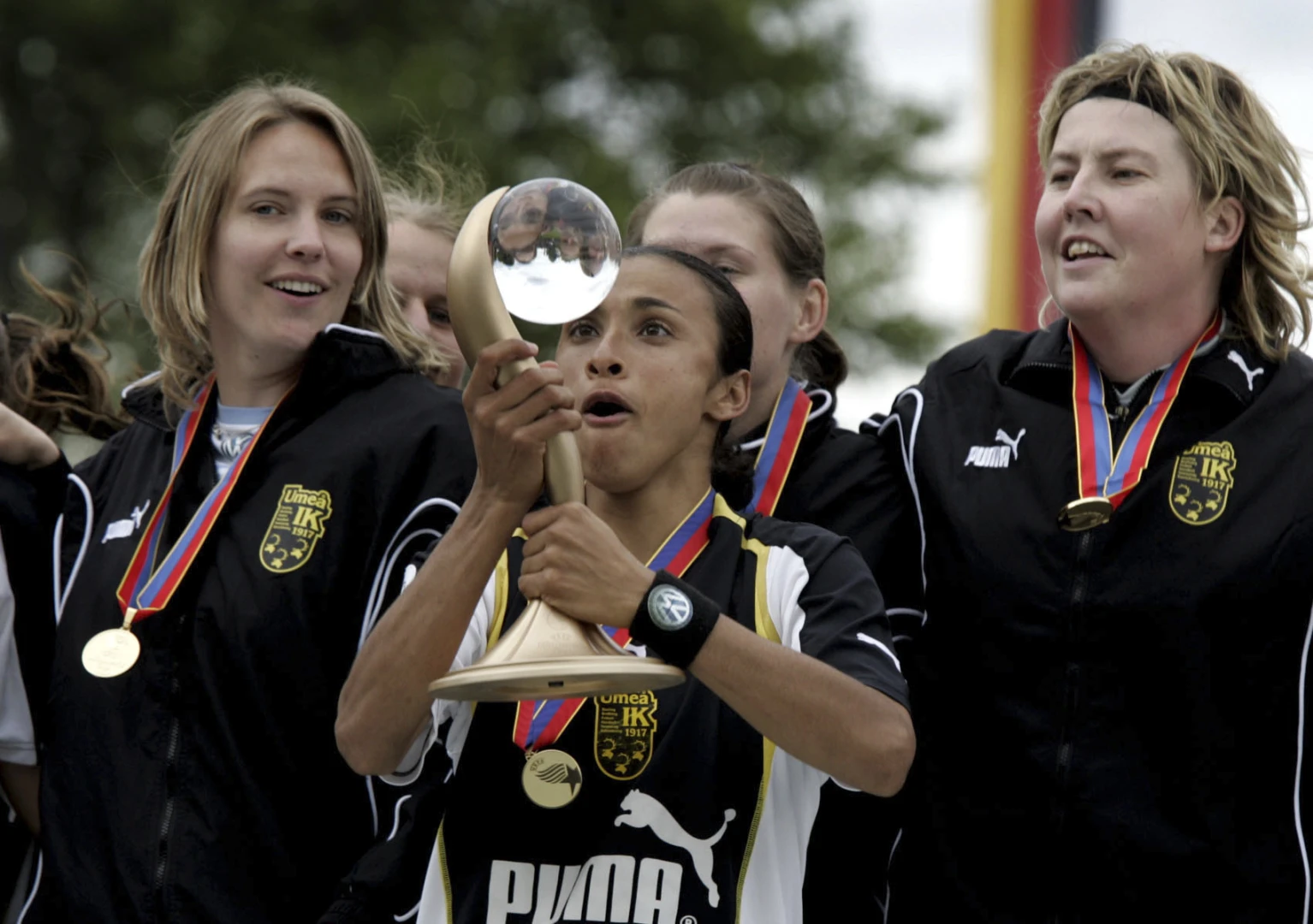 Umeå IK lifting the 2003 UEFA Women's Cup
